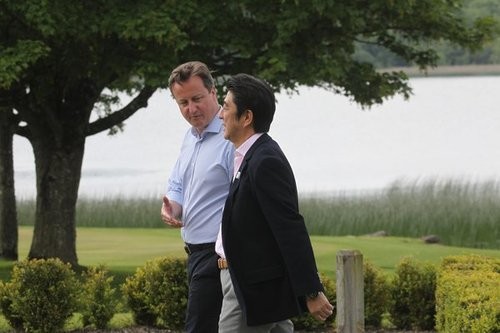 Thủ tướng Anh David Cameron và Thủ tướng Nhật Bản tại Hội nghị thượng đỉnh G8 ngày 17 tháng 6 năm 2013